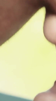 Rubia milf Sarah follada por trío de soldados al aire libre