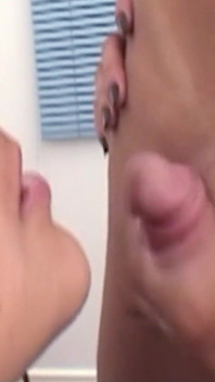 Rubia sexy travesti folla chica con peludo coño anal