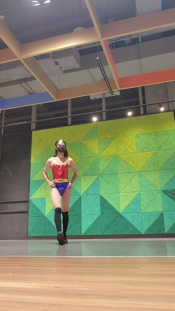 NotAFuta: Wonder woman exhibitionniste