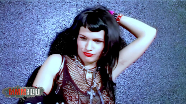 MMM100: Nina Roberts: la pornostar sexy si spoglia