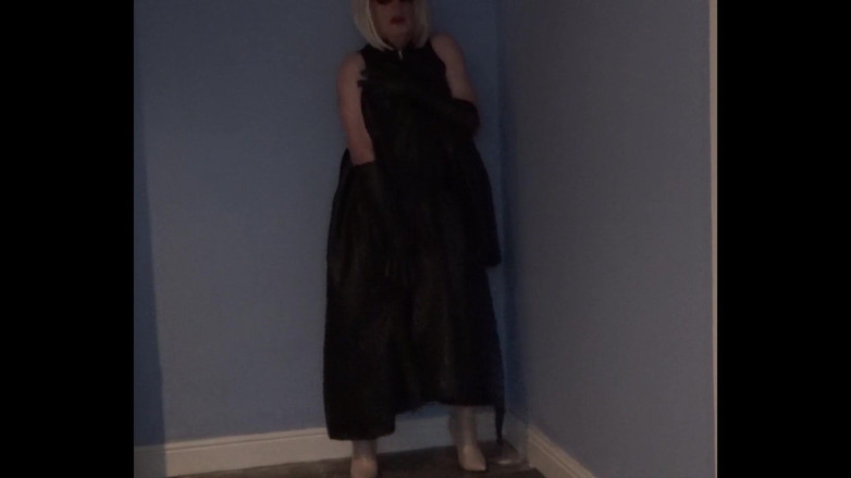 Leather Kirsten: 玩在皮革