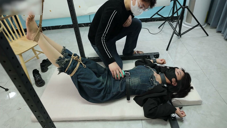 Asian bondage: Mijn vriendin was vastgebonden aan een ijzeren frame, haar blote...