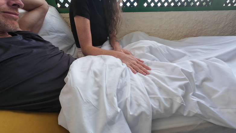 SkinnyWithAHugeDick: Menggoda kontol besarnya di balkon hotel kami