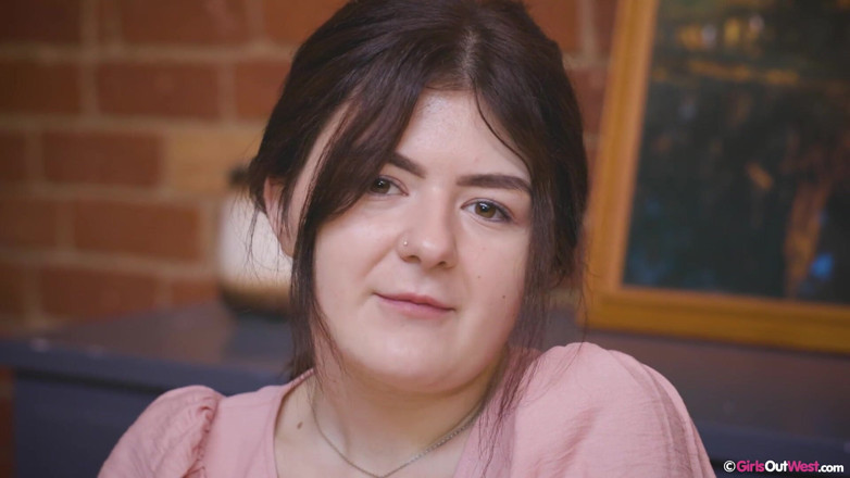 Girls Out West: O drăguță cu țâțe mici Veneția își fute pizda excitată cu ceainic și...