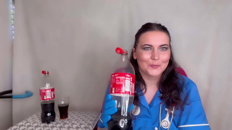 MissFFW: Une infirmière FFW prend une boisson étourdissante et se fait baiser