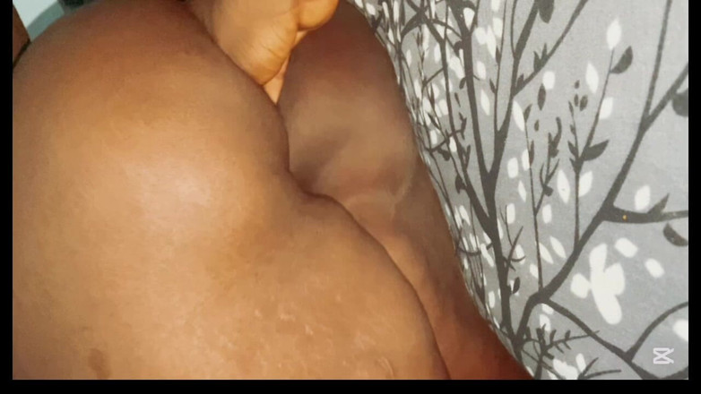 Nastyblackmama: エッチな親友がアナルを手マンして楽しむ
