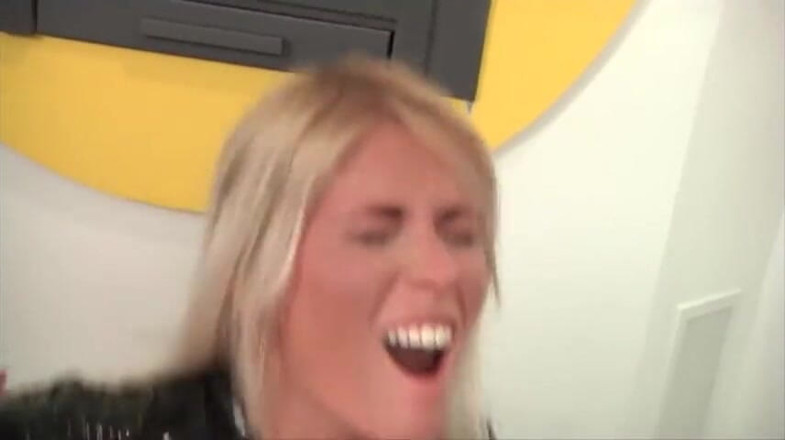 Muschi movie official: Sexy blondes pussy fucking cock sucking threesome in latex dress