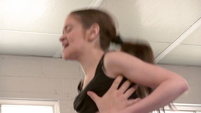 Lethal Teens: 체육관에서 큰 남자에게 따먹히는 핫한 십대