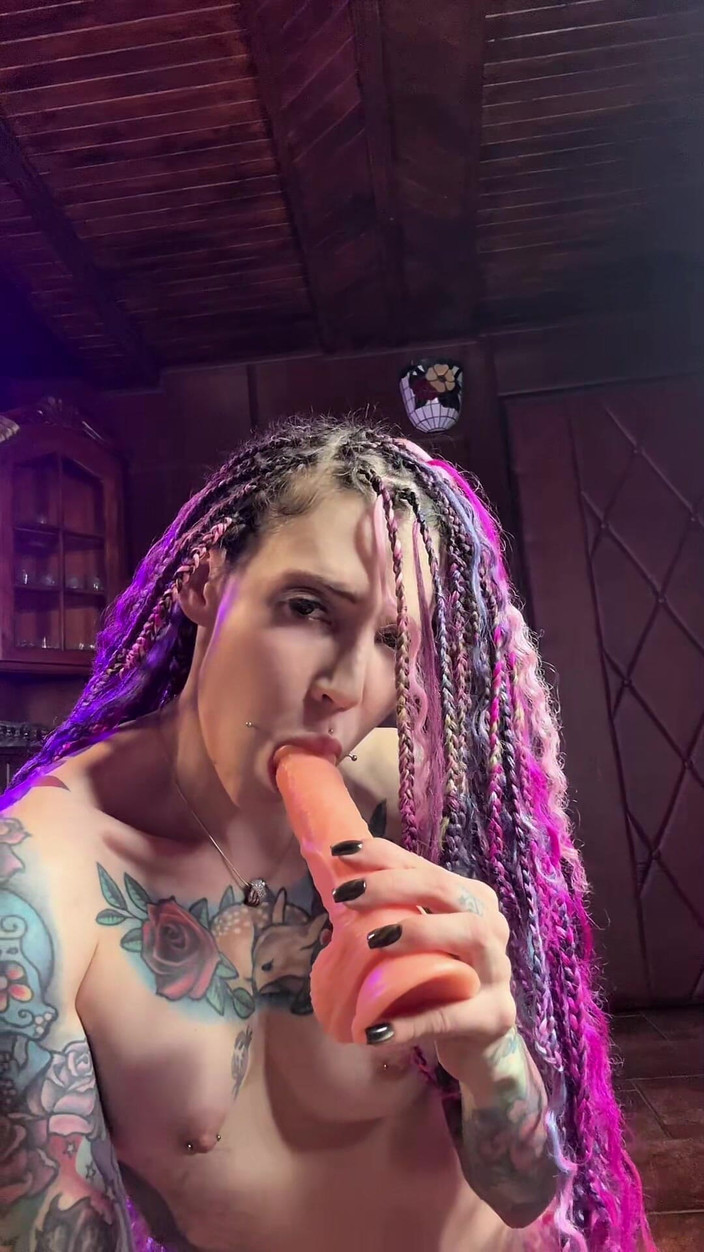 Roxy Rain: Đồ chơi giữa đôi môi