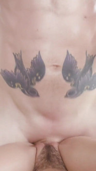 겸둥이 클로이 사원의 혀를 깊게 젖히는 알렉스 레전드의 엉덩이!