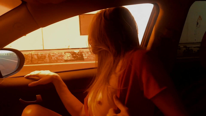 X Dominant: Heiße MILF zeigt dem taxifahrer ihre muschi