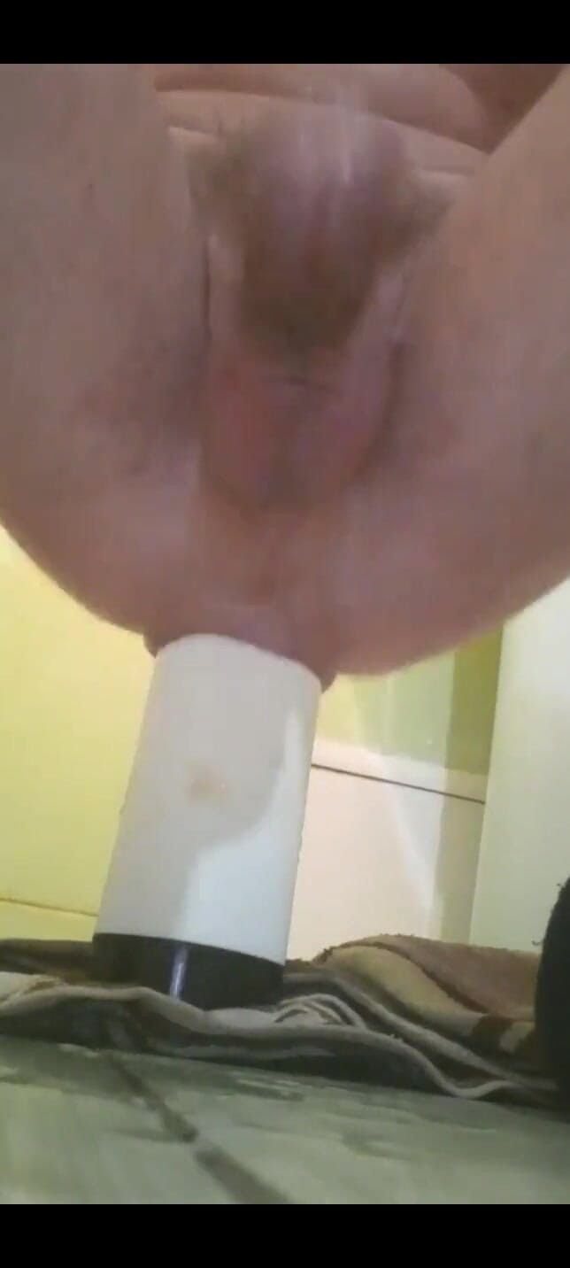 Juliaporno3: Chorro masculino de fisting anal duro con una botella Gimo...