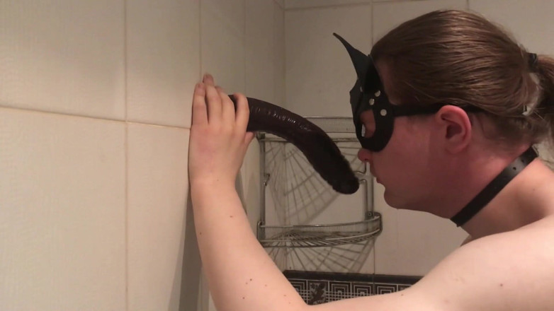 Elise Woods: Amatör kadın kılıklı dildo oral seks uygulaması
