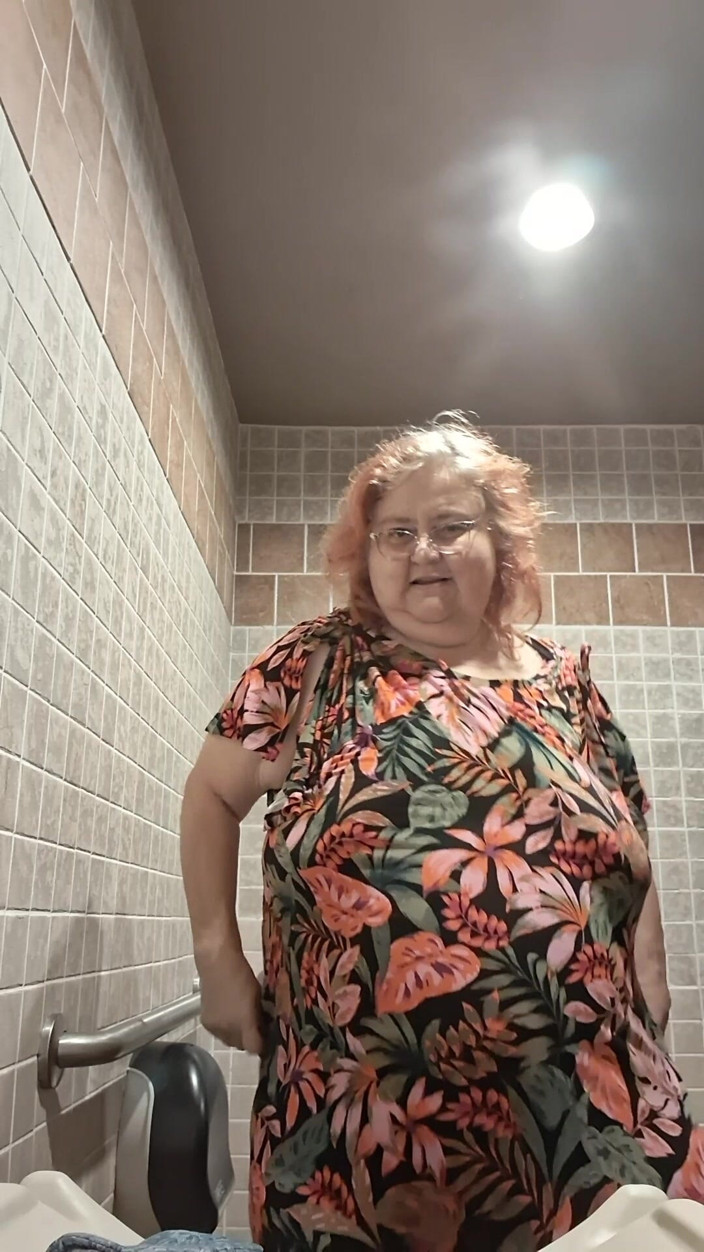 BBW nurse Vicki adventures with friends: Große Schönheitskrankenschwester Vicki Tanzt Und Strippt Im Badezimmer!
