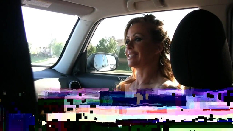 Aziani: Busty金髪熟女フラッシュ完璧なおっぱいに車に乗る