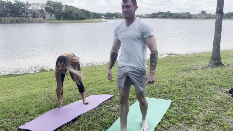 Pro Am Entertainment: ท่า downward doggy น้องชายเลี้ยงกับน้องสาวเลี้ยง