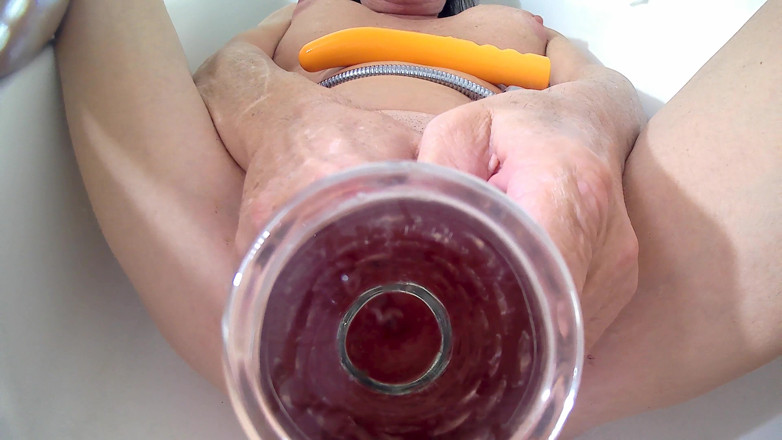 Lizzy Yum: Lizzy Yum 2022 # 14 - Dildo con speculum e stretching della figa post-op
