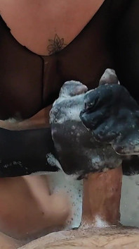 Nylon Encasemant Blowjob in Der Badewanne