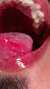 Pria latino berkulit gelap lagi asik mainin mainan seksnya dan masturbasi kontol tebalnya yang belum disunat