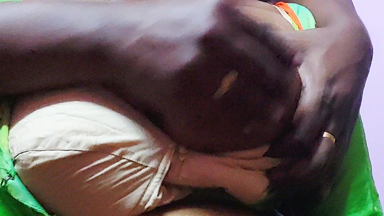 Desi Mohini: Bu guru dengan besar ngajarin muridnya "gimana caranya" di kamar pribadi