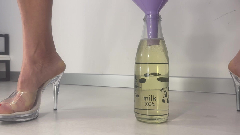 AnnaBUST: Ik plas in een fles via een trechter