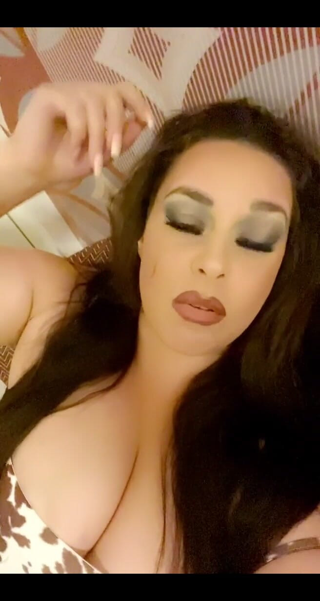 Anastasia Lux: Juste chanter des chansons