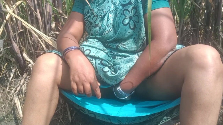 Vaishnavi35: Tamilská teta masturbuje v plantáži cukrové třtiny
