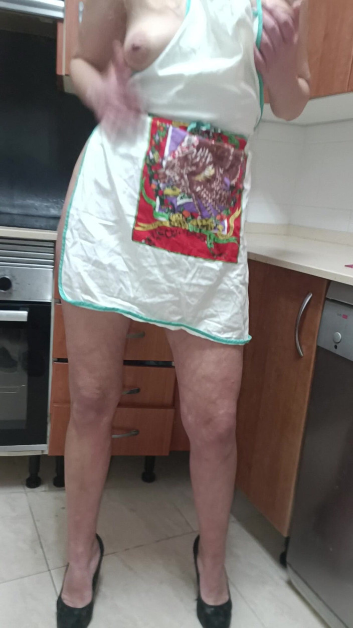 Hot couple sw: La moglie dolce si diverte molto in cucina con il...