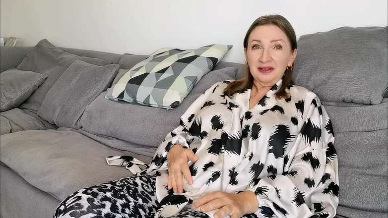 MariaOld: Ți-ai prins mama vitregă masturbându-se și ți-a arătat lucruri incredibile. Futanari.