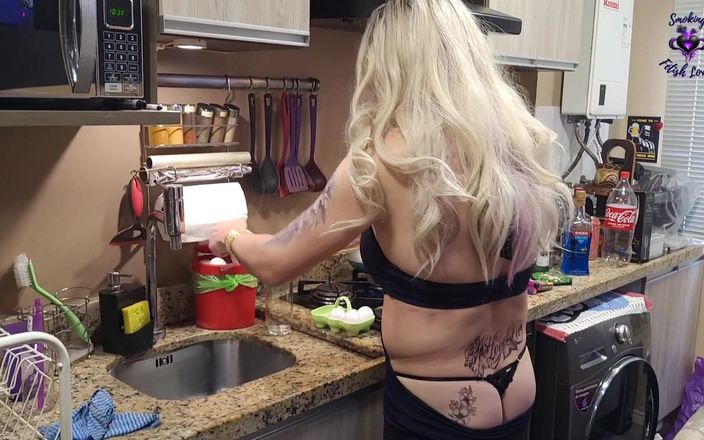 HollyCox: Perra fumando y cocinando