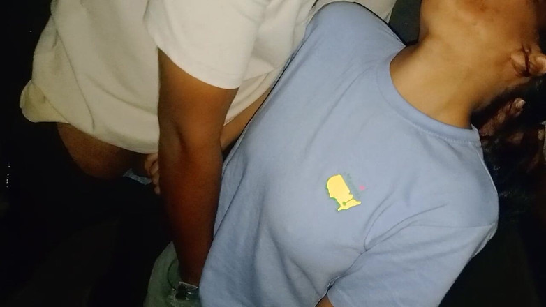 NikiRathod: 口交系列在午夜在卡车后面口交