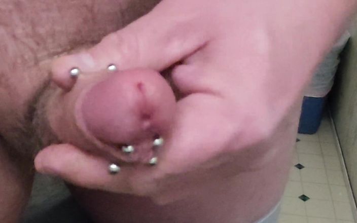 Pierced King: Regele piercing-ului cu masturbare