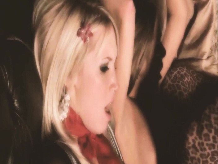 THAGSON: 골목에서 이중 삽입 난교에서 함께 섹스하는 란제리의 2_blonde 갈색 머리의 미녀