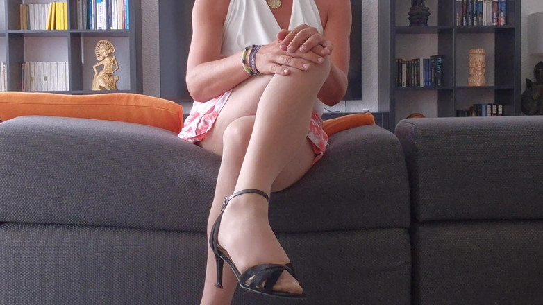 SavageHeater59: Сексуальный кроссдрессер в мини-юбке и на каблуках