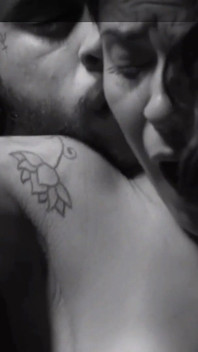 Tineri îndrăgostiți plini de sex excitat în sufrageria de acasă