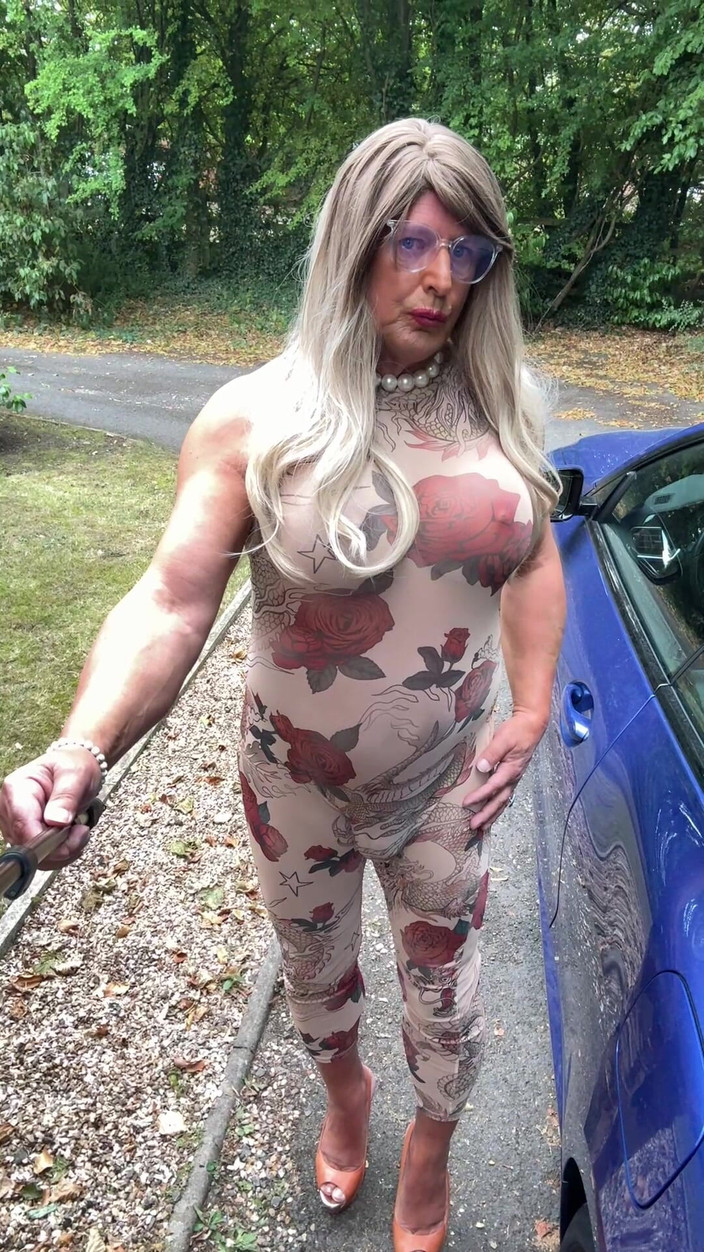 Kellycd2022: La sexy travestita kellycd2022 in una sexy tuta floreale see...