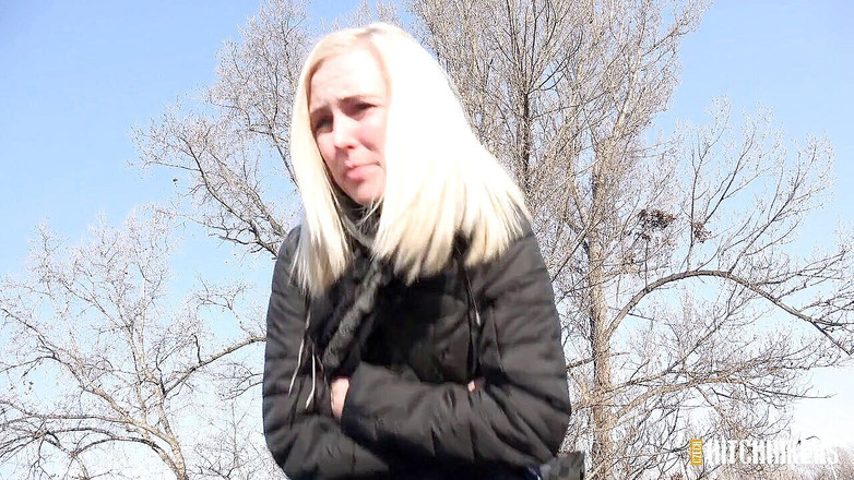 PornCZ: Sletterige blondine geneukt in de modder