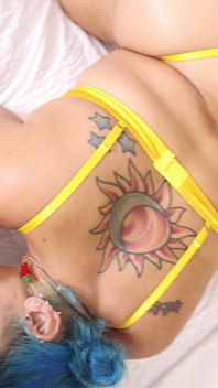 Jenny Picante sexy w żółtym