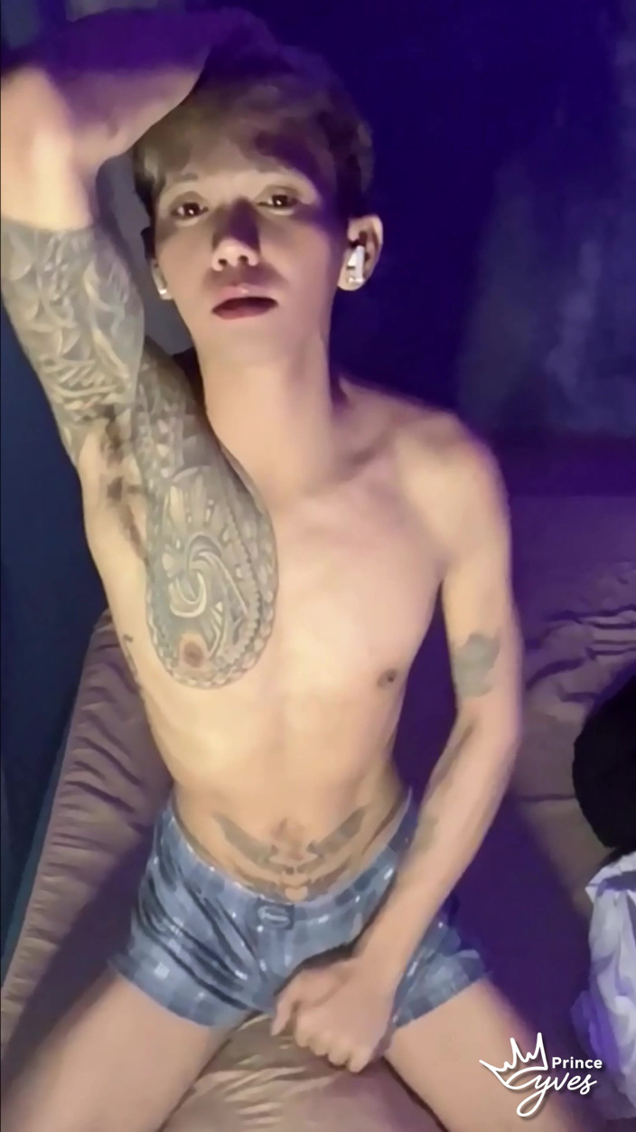Prince-Yves: Cowok bertato filipino yang lagi sange menggoda dan masturbasi sampai...