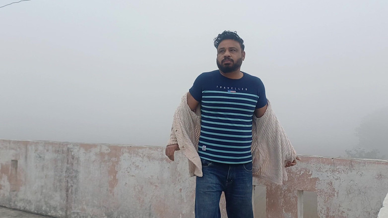 Austin Rose: Indický Táta Se Svléká V Mrazivé Zimní Mlze