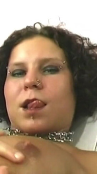 O brunetă slabă își întinde vibratorul pizda umedă care picură