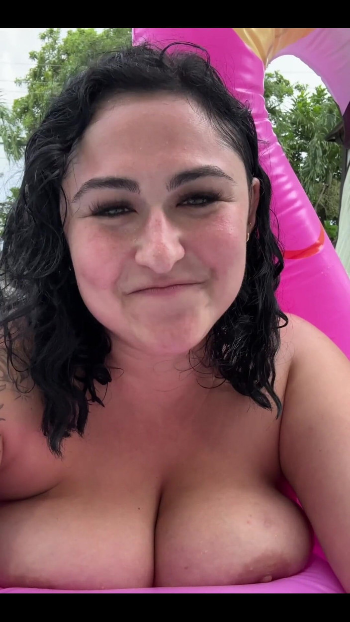 Josie Jaxxon: Час історії біля басейну!