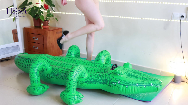 Lissa Brown: Yoga și stiletto-urile distrug crocodilul gonflabil.