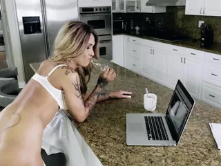 Trans angels - la bellezza tettona mia maffia inizia la sua to-do list scopando la giardiniere sexy