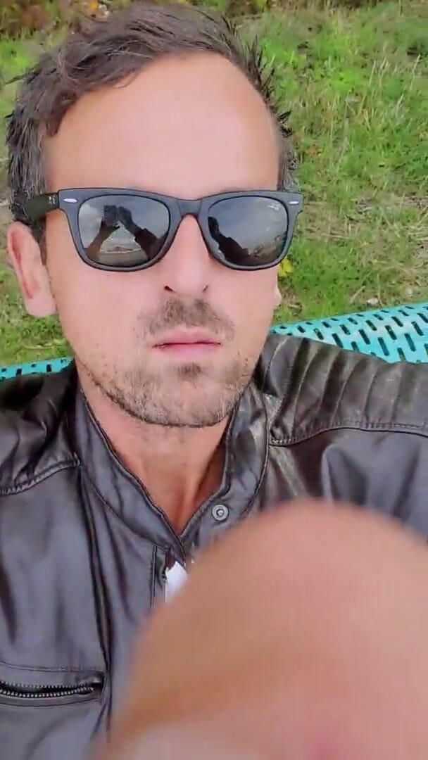 Slutboyben: Slutboyben Cam4 diekspos di depan umum di daerah pesiar