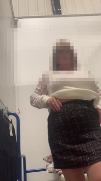 Julie în vestiarul M &s - Fără chiloți sub fustă, stă pe vibrator apoi încearcă pe fuste în colanți bronz
