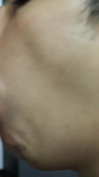 我的邻居在厨房吮吸我的鸡巴，然后被性交