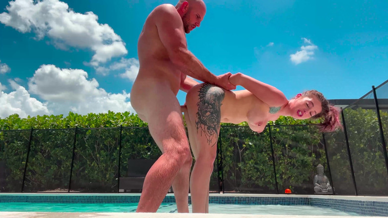 J-Mac: Nena tetona Maddy May follada junto a la piscina por...