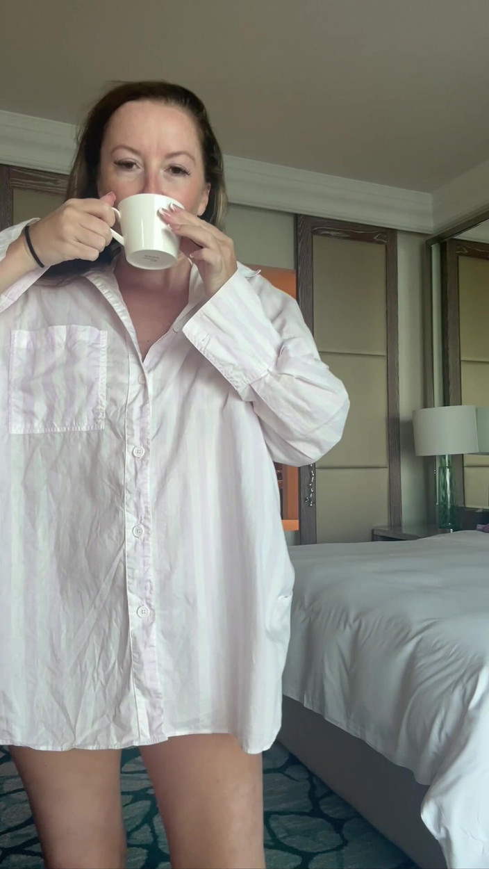 SophiaSmithUK: Sophia Smith's Steamy Hotel Taase - cămașă albă, bikini și tensiune umedă