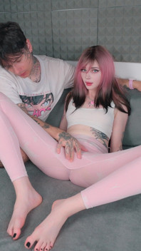 紧身裤女孩的脚趾被吮吸，然后被撕开并被指交，直到她激烈潮吹